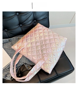 Dettaglio della borsa tote rosa laser con cuciture a rombi su sgabello in pelle nera