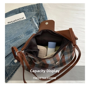 Vista dettagliata della grande capacità per portafoglio e cosmetici della borsa plaid