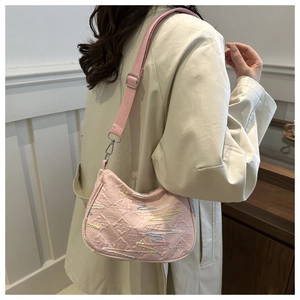 Vue latérale du sac lune rose avec motif géométrique embossé et broderie ondulée colorée