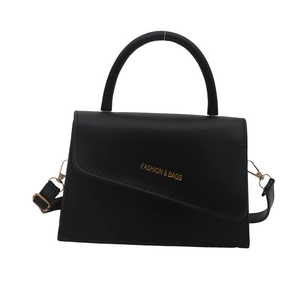 Sac à main trapèze noir chic avec rabat asymétrique et lettrage doré élégant