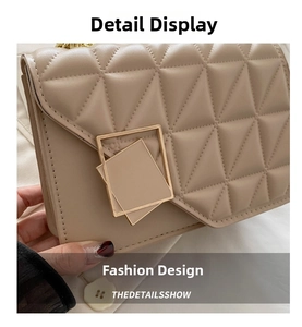 Dettaglio ravvicinato della borsa beige trapuntata in PU con fibbia dorata geometrica