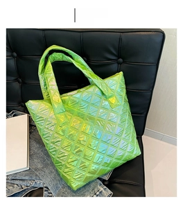 Dettaglio della borsa tote trapuntata verde brillante con effetto olografico laser