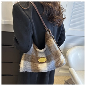 Grande borsa hobo a quadri con tracolla a catena e manico in pelle blu e marrone