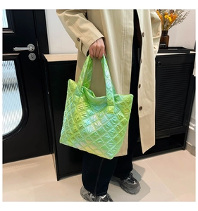 Macro del sacco tote laser verde neon con motivo trapuntato a diamante e finitura lucida