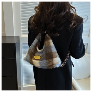 Dettaglio della borsa tote vintage in lana a quadri con logo dorato e tracolla a catena