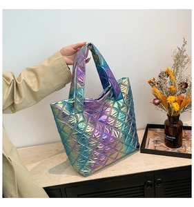 Dettaglio borsa tote trapuntata iridescente con finitura laser metallica e stile moderno