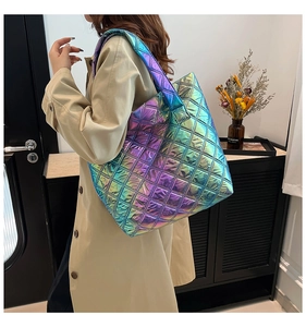 Schillernde gesteppte Tragetasche mit holografischem Metallic-Finish und breitem Gurt
