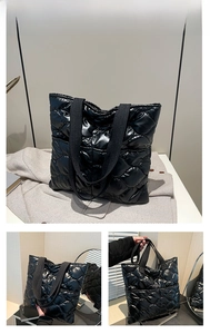 Détail du grand cabas matelassé noir en tissu doudoune avec de larges bandoulières souples