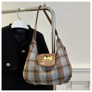 Dettaglio borsa tote vintage a quadri con patta in pelle marrone e grafica cane giallo