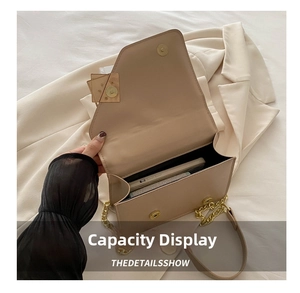 Vista interna della borsa a tracolla beige che mostra lo spazio per telefono e chiusura