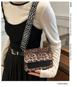 Dettaglio borsa a tracolla leopardata con ampia tracolla elegante a motivi geometrici