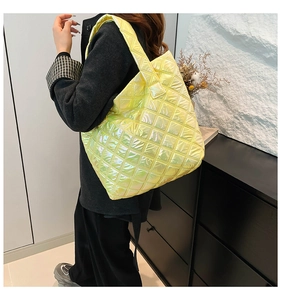 Gesteppte limettengrüne Tote Bag in Lifestyle-Umgebung auf einem eleganten schwarzen Schrank