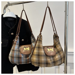 Dettaglio borse hobo in lana a quadri con cucciolo di cartone su patte in pelle