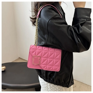 Sac bandoulière matelassé rose avec chaîne dorée et boucle géométrique élégante
