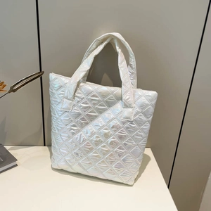 Borsa tote trapuntata bianca iridescente con finitura olografica e doppi manici alti