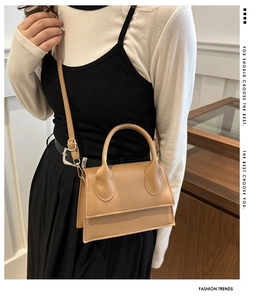 Detail of the khaki matte leather shoulder bag with round handle and matching strap