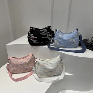 Sacs cabas matelassés avec broderies colorées et larges bandoulières en quatre couleurs