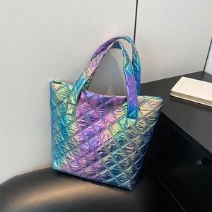Borsa tote olografica laser con trapuntatura a rombi e finitura sfumata colorata