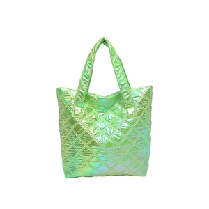Borsa tote verde metallizzato trapuntata con motivo a rombi olografici e grande capienza
