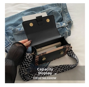 Dettaglio della borsa a tracolla vintage patchwork che mostra lo spazio interno per il cellulare