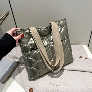Sac fourre-tout matelassé vert olive métallisé avec larges anses beiges mode d'hiver