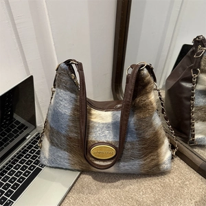Grande borsa a spalla vintage a scacchi in morbido peluche con placca in metallo oro