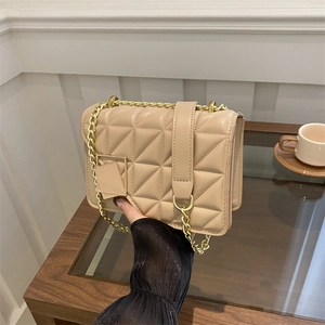 Sac à bandoulière matelassé beige minimaliste avec chaîne dorée au style rétro