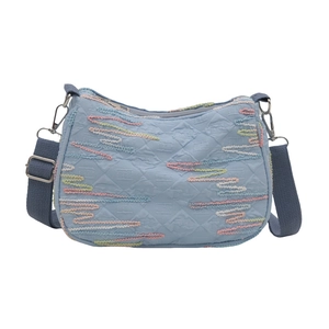 Sac bandoulière bleu clair matelassé avec broderies vagues et sangle ajustable