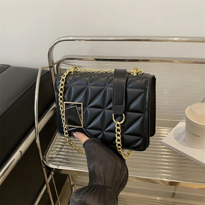 Sac bandoulière noir matelassé avec chaîne dorée et boucle métallique élégante