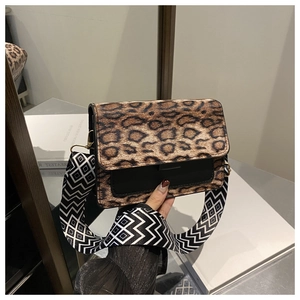 Dettaglio della borsa leopardata con tracolla larga a onde e finiture in oro metallico
