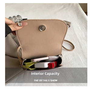 Vue détaillée de l'intérieur du sac besace beige avec espace pour téléphone et maquillage