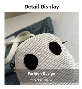 Détail du petit sac carré en velours côtelé blanc avec motif yeux de fantôme cartoon