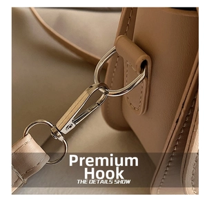Gros plan détaillé du sac selle abricot clair avec ferrures dorées et coutures soignées