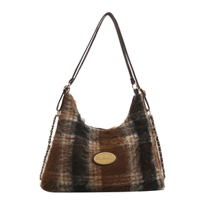 Grande borsa tote in ecopelliccia a quadri con placca logo dorata e tracolla a catena