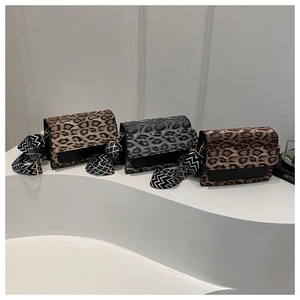 Piccola borsa a tracolla leopardata chic con elegante tracolla larga geometrica