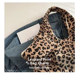 Gros plan du sac cabas à imprimé léopard en velours côtelé doux sur fond en denim