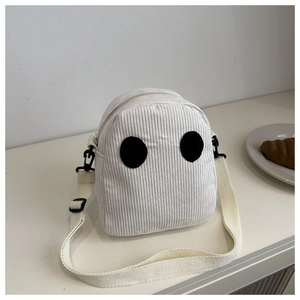 Détail de la sacoche fantôme en velours côtelé blanc avec patchs noirs et sangle
