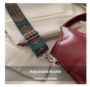 Dettaglio borsa in pelle lucida bordeaux con tracolla intrecciata in stile boho