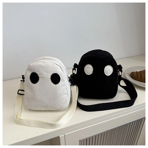 Détail des sacs bandoulière fantôme en velours côtelé avec yeux en blanc et noir