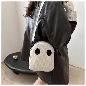 Détail du sac bandoulière fantôme en velours côtelé blanc avec boucles en métal noir