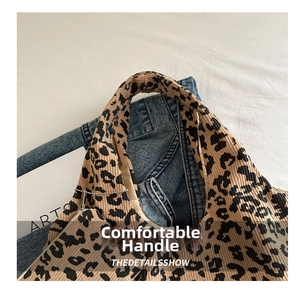 Détail du sac cabas en velours côtelé léopard avec de larges poignées confortables