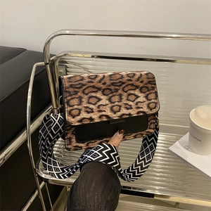 Borsa a tracolla leopardata invernale con tracolla geometrica larga e dettagli dorati