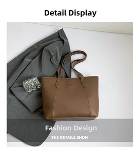 Détail d'un sac cabas en cuir marron avec gaufrage FASHION et doubles bandoulières longues