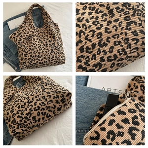 Détails du sac fourre-tout en velours côtelé imprimé léopard avec petite pochette zippée assortie