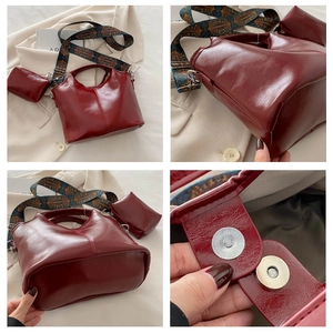 Dettaglio borsa a secchiello bordeaux con trama pelle vintage e tracolla in stile etnico