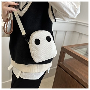 Détail du sac bandoulière fantôme en velours côtelé blanc avec fermeture éclair et boucle