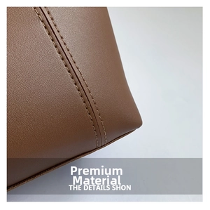Gros plan du sac cabas en cuir marron grainé avec des détails de couture précis