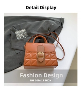 Détails du sac carré matelassé caramel avec motifs triangulaires et anneau en D doré