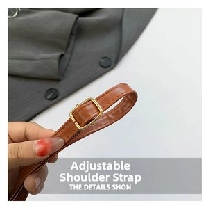 Détail de la bandoulière réglable en cuir PU marron avec boucle en métal doré