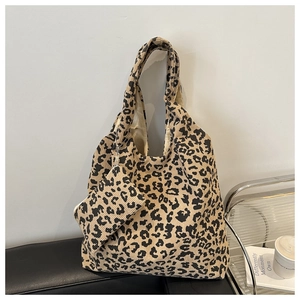 Détail de la texture en velours côtelé léopard et de la pochette zippée assortie